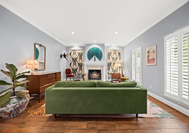 Photo 3 of Townhouse for sale at 7516 Olympia Dr, Houston, TX 77063 | MLS# 74164528 | Listing updated on 2026-09-19