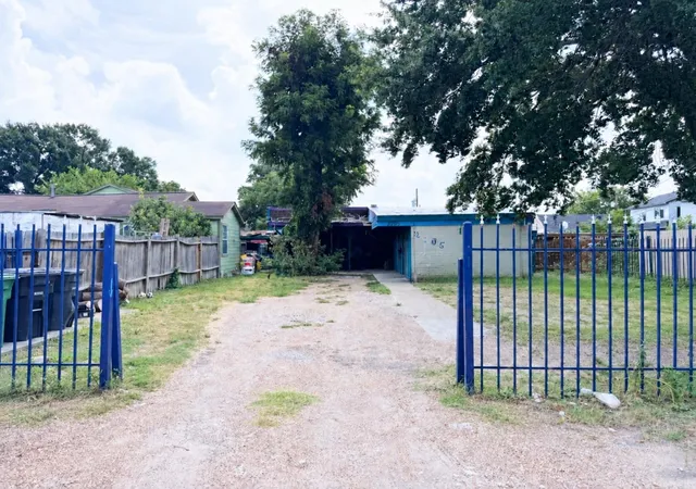 Multi family home for sale at 2705 Beatty St, Houston, TX 77023 | MLS# 35052744