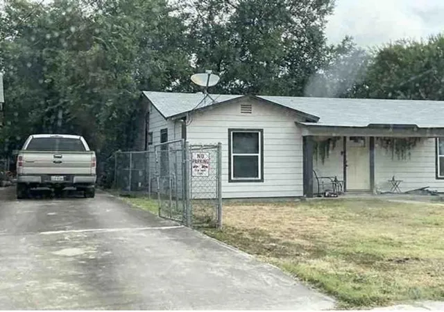 Photo 2 of Single family home for sale at 321 E Mayfield Blvd, San Antonio, TX 78214 | MLS# 26133204 | Listing updated on 2026-09-15