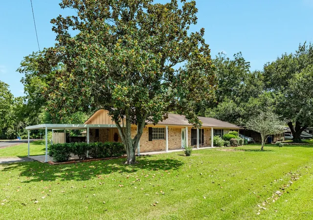 Photo 2 of Single family home for sale at 101 Irwin Rd, West Columbia, TX 77486 | MLS# 31782647 | Listing updated on 2026-09-11