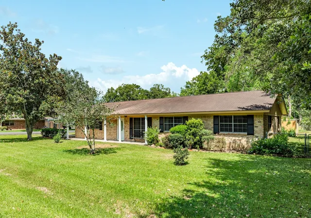 Photo 3 of Single family home for sale at 101 Irwin Rd, West Columbia, TX 77486 | MLS# 31782647 | Listing updated on 2026-09-11