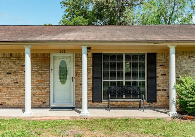 Photo 3 of Single family home for sale at 101 Irwin Rd, West Columbia, TX 77486 | MLS# 31782647 | Listing updated on 2026-09-11