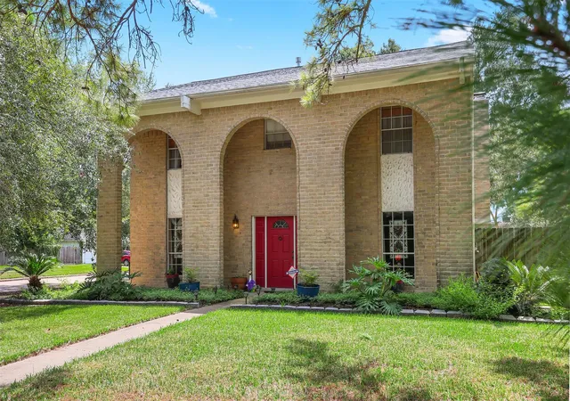 Photo 2 of Single family home for sale at 15826 Cavendish Dr, Houston, TX 77059 | MLS# 17100589 | Listing updated on 2026-09-21