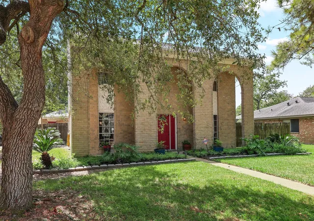 Photo 3 of Single family home for sale at 15826 Cavendish Dr, Houston, TX 77059 | MLS# 17100589 | Listing updated on 2026-09-21