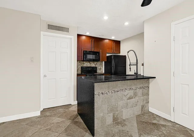 Photo 4 of Condo for sale at 3224 Timmons Ln #130, Houston, TX 77027 | MLS# 17751019 | Listing updated on 2026-09-17