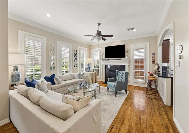 Photo 2 of Townhouse for sale at 5774 Doliver Dr, Houston, TX 77057 | MLS# 56031184 | Listing updated on 2026-09-15