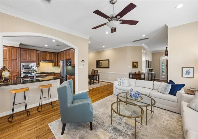 Photo 3 of Townhouse for sale at 5774 Doliver Dr, Houston, TX 77057 | MLS# 56031184 | Listing updated on 2026-09-15