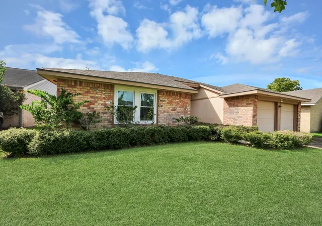 Photo 1 of Sale Pending at 2519 Colonial Ridge Dr, Friendswood, TX 77546 | MLS# 76808767 | Listing updated on 2026-09-15