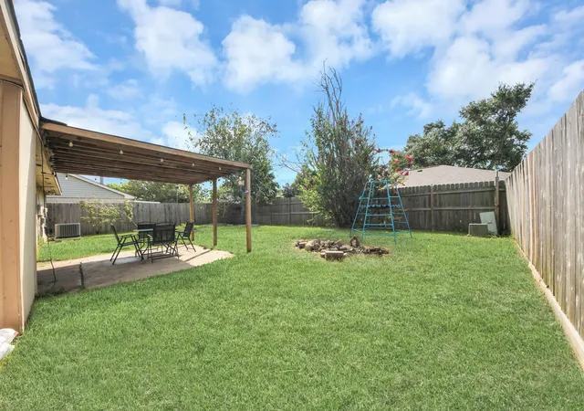 Photo 2 of Sale Pending at 2519 Colonial Ridge Dr, Friendswood, TX 77546 | MLS# 76808767 | Listing updated on 2026-09-15