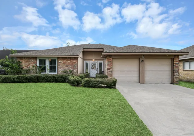 Photo 3 of Sale Pending at 2519 Colonial Ridge Dr, Friendswood, TX 77546 | MLS# 76808767 | Listing updated on 2026-09-15