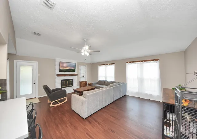 Photo 4 of Sale Pending at 2519 Colonial Ridge Dr, Friendswood, TX 77546 | MLS# 76808767 | Listing updated on 2026-09-15