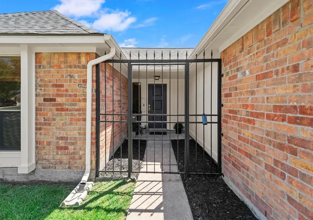 Photo 4 of Single family home for sale at 14219 Swanfield Dr, Houston, TX 77083 | MLS# 36616401 | Listing updated on 2026-09-01
