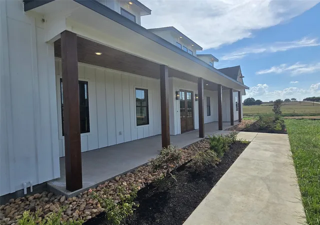 Photo 2 of Single family home for sale at 370 Spring Crk Rd, Brenham, TX 77833 | MLS# 78259555 | Listing updated on 2026-09-02