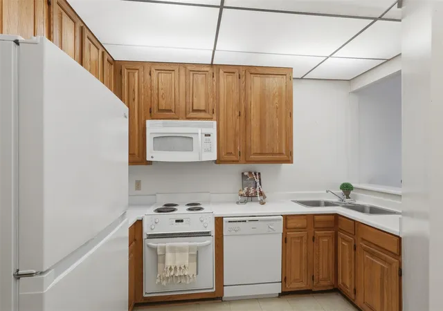Listing Photo 5 - Condo for sale in building located at 2213 S Braeswood Blvd, Houston, TX 77030 - Unit #12E
