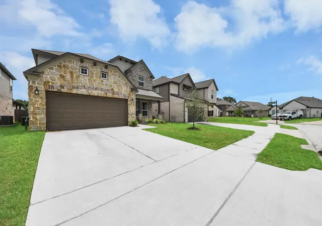 Photo 2 of Single family home for sale at 11610 Glossy Oak Ln, Houston, TX 77066 | MLS# 94244233 | Listing updated on 2026-09-15