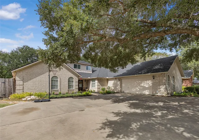 Photo 1 of Single family home for sale at 105 Tournament Dr, Victoria, TX 77904 | MLS# 88639880 | Listing updated on 2026-09-19