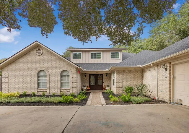Photo 2 of Single family home for sale at 105 Tournament Dr, Victoria, TX 77904 | MLS# 88639880 | Listing updated on 2026-09-19