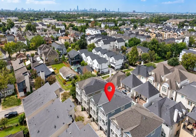 Photo 2 of Townhouse for sale at 1331 W 24th Street #D, Houston, TX 77008 | MLS# 6978542 | Listing updated on 2026-09-17