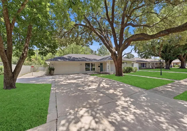 Photo 2 of Single family home for sale at 11907 Renwick Dr, Houston, TX 77035 | MLS# 36680698 | Listing updated on 2026-09-22