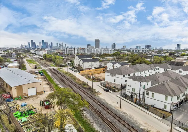 Photo 2 of Townhouse for sale at 5228 Maxie St #B, Houston, TX 77007 | MLS# 91927993 | Listing updated on 2026-09-04