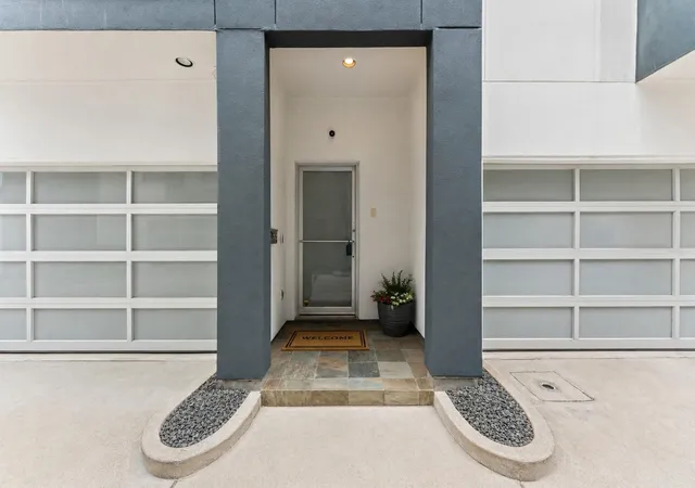 Photo 4 of Townhouse for sale at 5228 Maxie St #B, Houston, TX 77007 | MLS# 91927993 | Listing updated on 2026-09-04