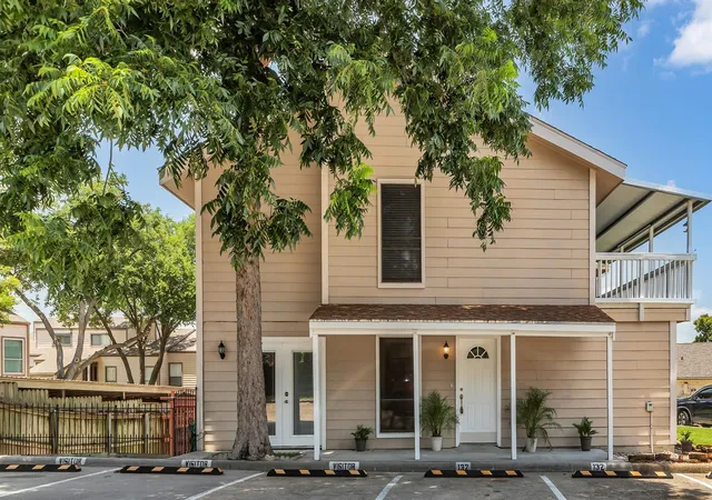 Photo 2 of Townhouse for sale at 132 April Point Dr N, Montgomery, TX 77356 | MLS# 66762707 | Listing updated on 2026-10-06