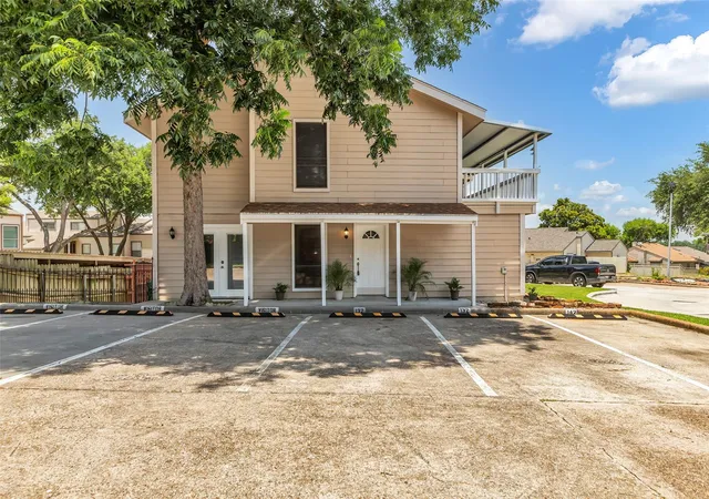 Photo 3 of Townhouse for sale at 132 April Point Dr N, Montgomery, TX 77356 | MLS# 66762707 | Listing updated on 2026-10-06