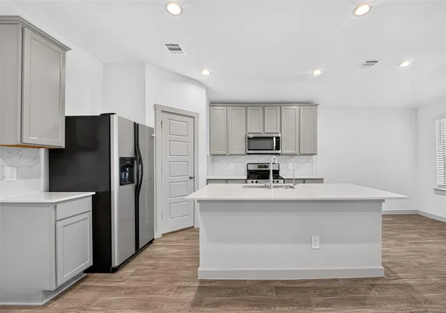 Photo 3 of Sale Pending at 711 Boer Plains Dr, Rosharon, TX 77583 | MLS# 75828407 | Listing updated on 2026-09-25
