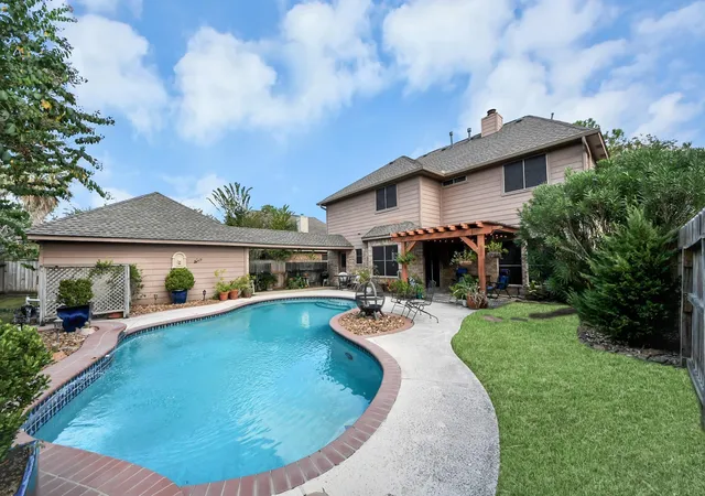 Photo 2 of Sale Pending at 1408 N Pine Orchard Dr, Pearland, TX 77581 | MLS# 75483863 | Listing updated on 2026-10-05