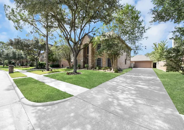 Photo 3 of Sale Pending at 1408 N Pine Orchard Dr, Pearland, TX 77581 | MLS# 75483863 | Listing updated on 2026-10-05