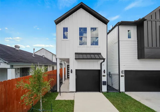 Photo 1 of Single family home for sale at 124 E 32nd Street, Houston, TX 77018 | MLS# 35464113 | Listing updated on 2026-09-18