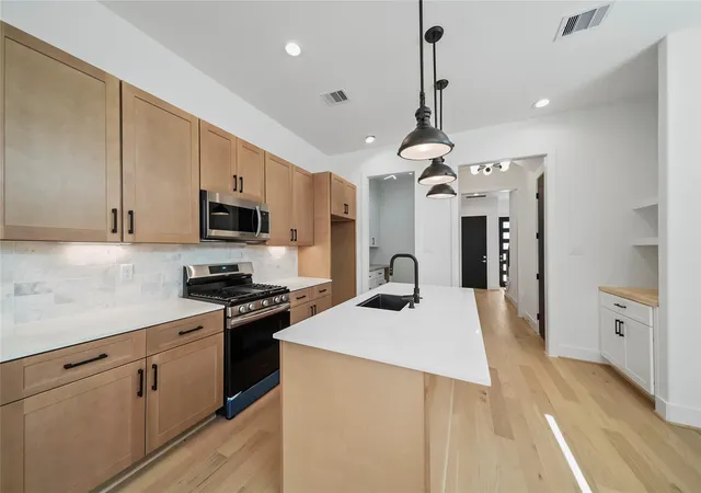 Photo 3 of Single family home for sale at 124 E 32nd Street, Houston, TX 77018 | MLS# 35464113 | Listing updated on 2026-09-18
