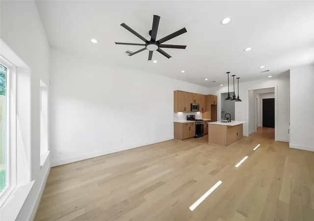 Photo 3 of Single family home for sale at 124 E 32nd Street, Houston, TX 77018 | MLS# 35464113 | Listing updated on 2026-09-18