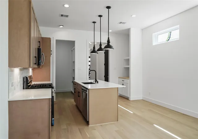 Photo 4 of Single family home for sale at 124 E 32nd Street, Houston, TX 77018 | MLS# 35464113 | Listing updated on 2026-09-18
