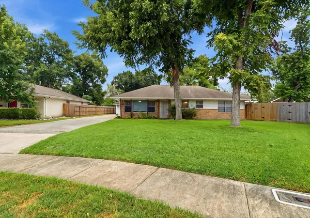 Photo 2 of Single family home for sale at 9435 Springmont Dr, Houston, TX 77080 | MLS# 6213597 | Listing updated on 2026-09-21
