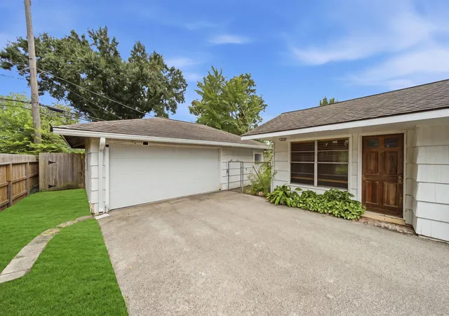 Photo 3 of Single family home for sale at 9435 Springmont Dr, Houston, TX 77080 | MLS# 6213597 | Listing updated on 2026-09-21