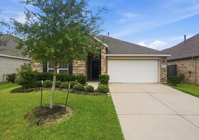 Photo 1 of Single family home for sale at 4902 Penton Meadow Ln, Rosharon, TX 77583 | MLS# 90250667 | Listing updated on 2026-10-05