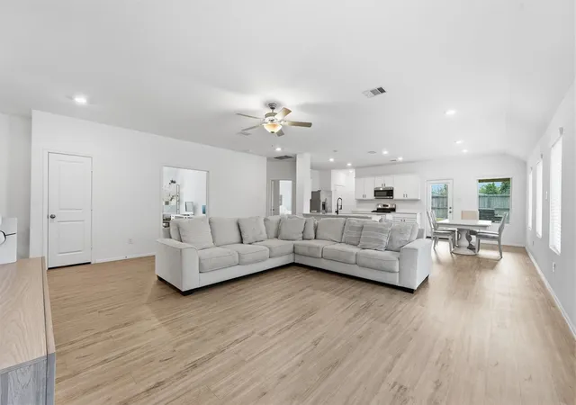 Photo 4 of Single family home for sale at 4902 Penton Meadow Ln, Rosharon, TX 77583 | MLS# 90250667 | Listing updated on 2026-10-05