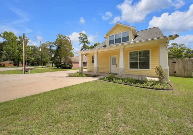 Photo 2 of Single family home for sale at 659 Chateau Woods Pkwy Dr, Conroe, TX 77385 | MLS# 70604972 | Listing updated on 2026-09-09