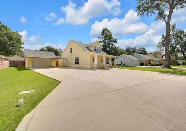 Photo 2 of Single family home for sale at 659 Chateau Woods Pkwy Dr, Conroe, TX 77385 | MLS# 70604972 | Listing updated on 2026-09-09
