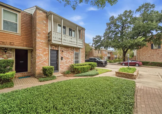 Photo 2 of Townhouse for sale at 6441 Olympia Dr #121, Houston, TX 77057 | MLS# 73544657 | Listing updated on 2026-09-27