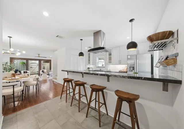 Photo 3 of Townhouse for sale at 6441 Olympia Dr #121, Houston, TX 77057 | MLS# 73544657 | Listing updated on 2026-09-27
