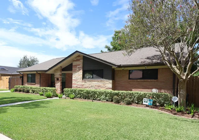 Photo 2 of Sale Pending at 4006 Mischire Dr, Houston, TX 77025 | MLS# 52683707 | Listing updated on 2026-09-17