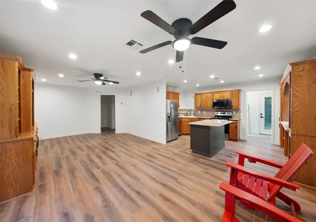 Photo 2 of Single family home for sale at 27 Deerfield Rd, Huntsville, TX 77340 | MLS# 6728874 | Listing updated on 2026-09-12