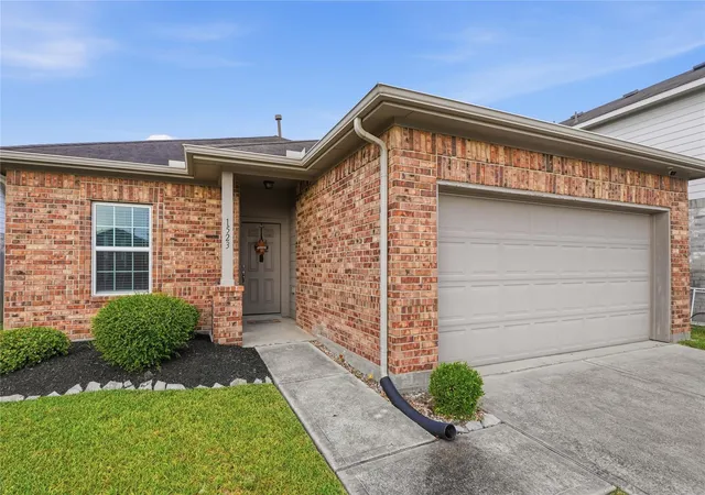 Photo 2 of Single family home for sale at 1523 Barras St, Alvin, TX 77511 | MLS# 24430551 | Listing updated on 2026-10-07