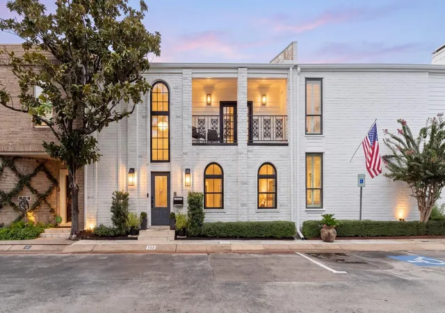 Townhouse for sale at 153 Sage Rd, Houston, TX 77056 | MLS# 72910713