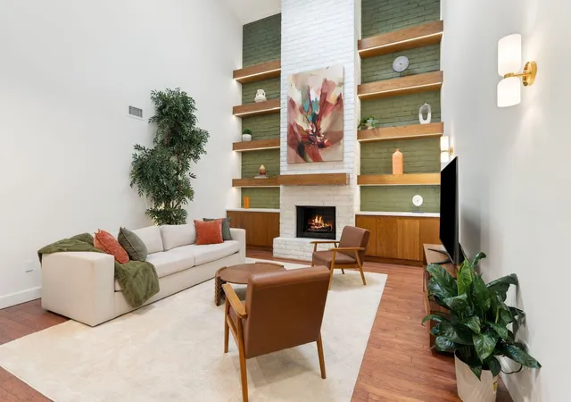 Photo 2 of Townhouse for sale at 153 Sage Rd, Houston, TX 77056 | MLS# 72910713 | Listing updated on 2026-10-06