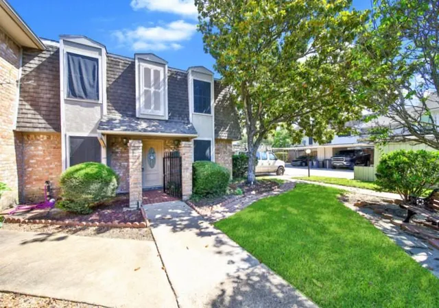 Photo 2 of Townhouse for sale at 7846 Kendalia Dr, Houston, TX 77036 | MLS# 49028082 | Listing updated on 2026-09-08