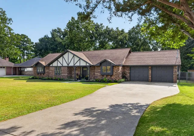 Photo 2 of Single family home for sale at 711 Baker Dr, Tomball, TX 77375 | MLS# 43485345 | Listing updated on 2026-10-09