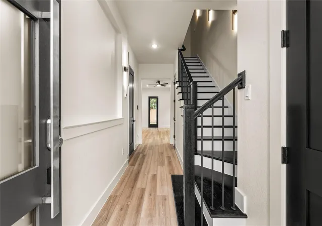 Listing Photo 4 - Condo for sale in building located at 7901 Grandview St, Houston, TX 77051